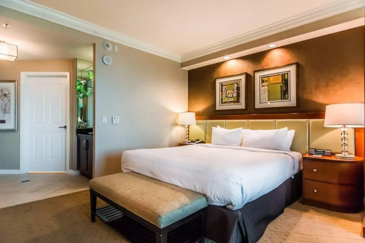 Beautiful Strip View Studio W Balcony 02807 Las Vegas Apartment