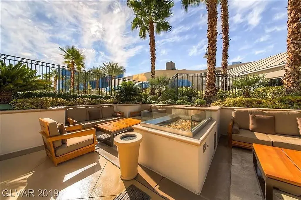 Beautiful Strip View Studio W Balcony 02807 Лас-Вегас США
