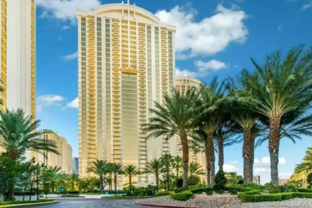 Beautiful Strip View Studio W Balcony 02807 Las Vegas Apartment